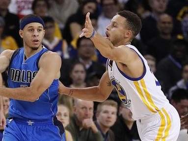Pemain Dallas Mavericks, Seth Curry (kiri) mencoba melewati hadangan pemain Warriors, Stephen Curry (kanan) pada laga NBA basketball game  di Oakland, California, (30/12/2016). Warriors menang 108-99. (AP/Tony Avelar)