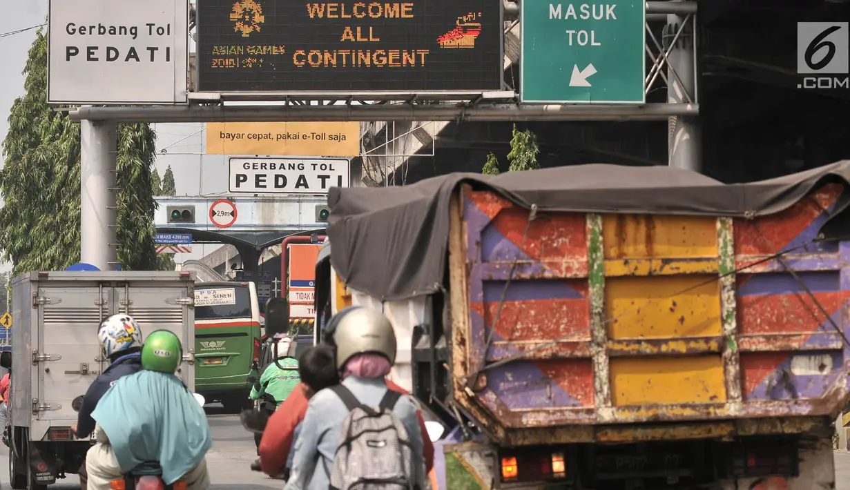 Kendaraan antre memasuki gerbang Tol Rawamangun, Jakarta, Minggu (29/7). Penutupan diterapkan di sejumlah pintu tol dekat dengan venue Asian Games 2018 antara pukul 06.00 hingga 17.00 WIB dan pukul 12.00 hingga 21.00 WIB. (Merdeka.com/Iqbal S. Nugroho)