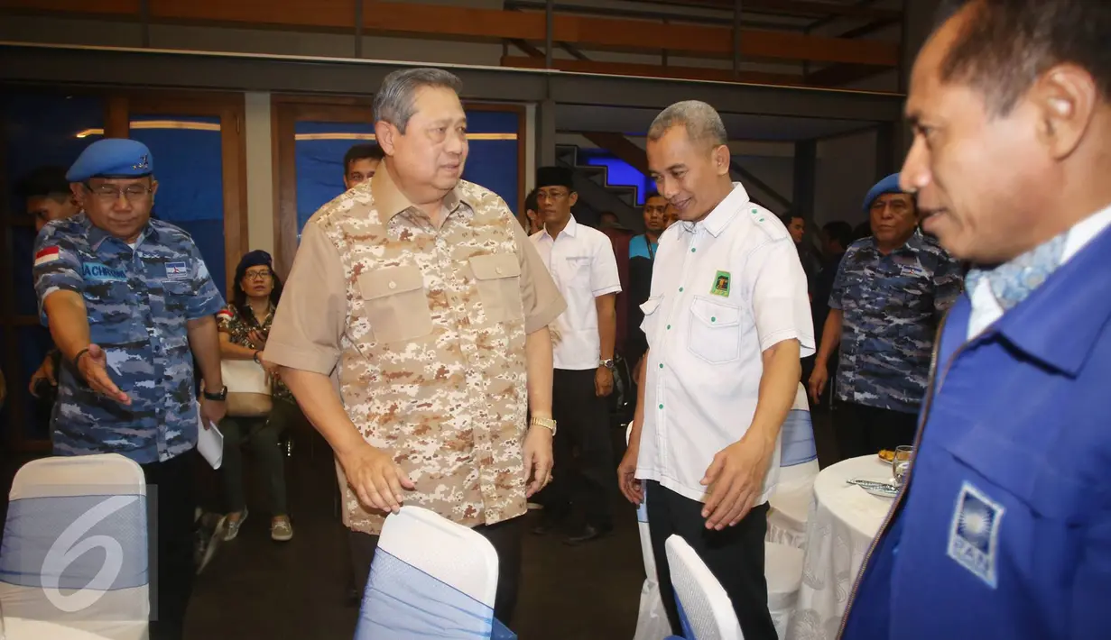 Ketum Partai Demokrat Susilo Bambang Yudhoyono (SBY) saat menerima anggota DPRD DKI Jakarta, Sabtu (4/2). Pertemuan membahas sejumlah persiapan yang harus dilakukan oleh seluruh elemen pengusung dan pendukung Agus-Sylvi. (Liputan6.com/Immanuel Antonius)