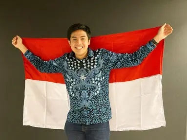 Jerome Polin merupakan YouTuber asal Surabaya. Ia mulai dikenal karena kerap membagikan vlog pengalamannya selama menjalani studi di Jepang. Pembawaannya yang ceria dan kocak membuatnya lantas memilik banyak subscriber di YouTube (Liputan6.com/IG/@jeromepolin)