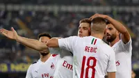 Para pemain AC Milan merayakan gol Krzysztof Piatek ke gawang Hellas Verona pada pekan ketiga Liga Italia. AC Milan menang 1-0 di Stadio Marc'Antonio Bentegodi, Senin (16/9/2019) dini hari WIB. (Simone Venezia/ANSA via AP)