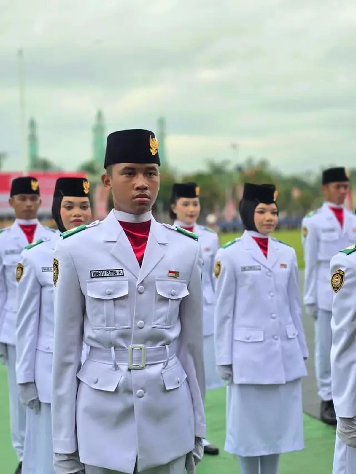Potret Keponakan Fitri Carlina Jadi Anggota Paskibraka Kutai Timur, Tampil Gagah dengan Seragam Serba Putih