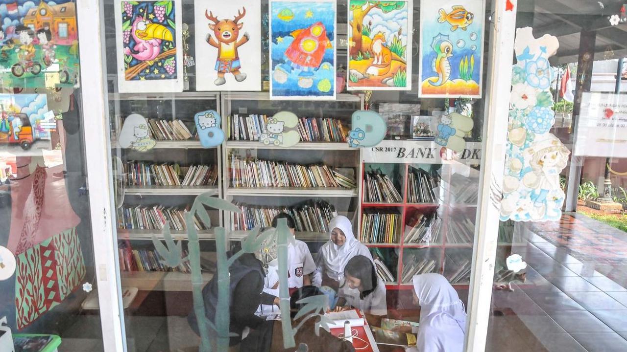 Don Bosco mengatakan, kini saatnya komunitas masing-masing sekolah memaksimalkan penggunaan perpustakaan dengan mendorong anak-anak untuk meminjam dan meminjam buku.
