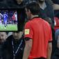 Wasit Jerman, Deniz Aytekin, mengecek layar VAR (Video Assistant Referee) pada laga persahabatan antara Inggris versus Italia di London, 27 Maret 2018. (AFP/Ian Kington)