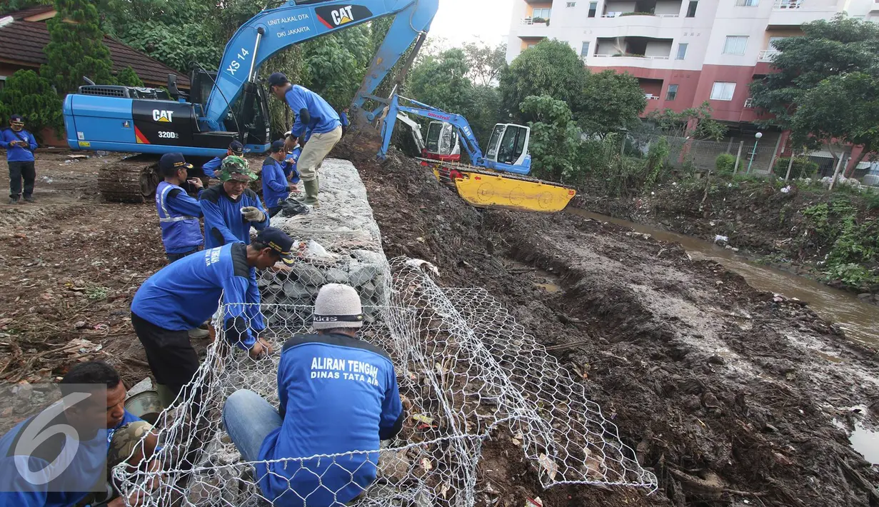 Dinas Tata Air DKI Jakarta melakukan peninggian tanggul beton tersebut untuk mengantisipasi meluapnya air sungai saat musim hujan dan memasang bronjong yang baru terpasang sekitar 10 meter, Kemang, Jakarta, Rabu (31/8). (Liputan6.com/Immanuel Antonius)