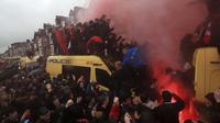 Kerumunan suporter jelang duel Liverpool melawan AS Roma pada leg pertama semifinal Liga Champions di Anfield. (Peter Byrne/PA via AP)