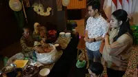 Putra sulung Presiden Jokowi, Gibran Rakabuming Raka bersama istri dan anaknya Jan Ethes sedang membeli camilan olahan jahe yang kian langka di Traditional Dessert Festival di The Sunan Hotel Solo, Selasa malam (29/10).(Liputan6.com/Fajar Abrori)