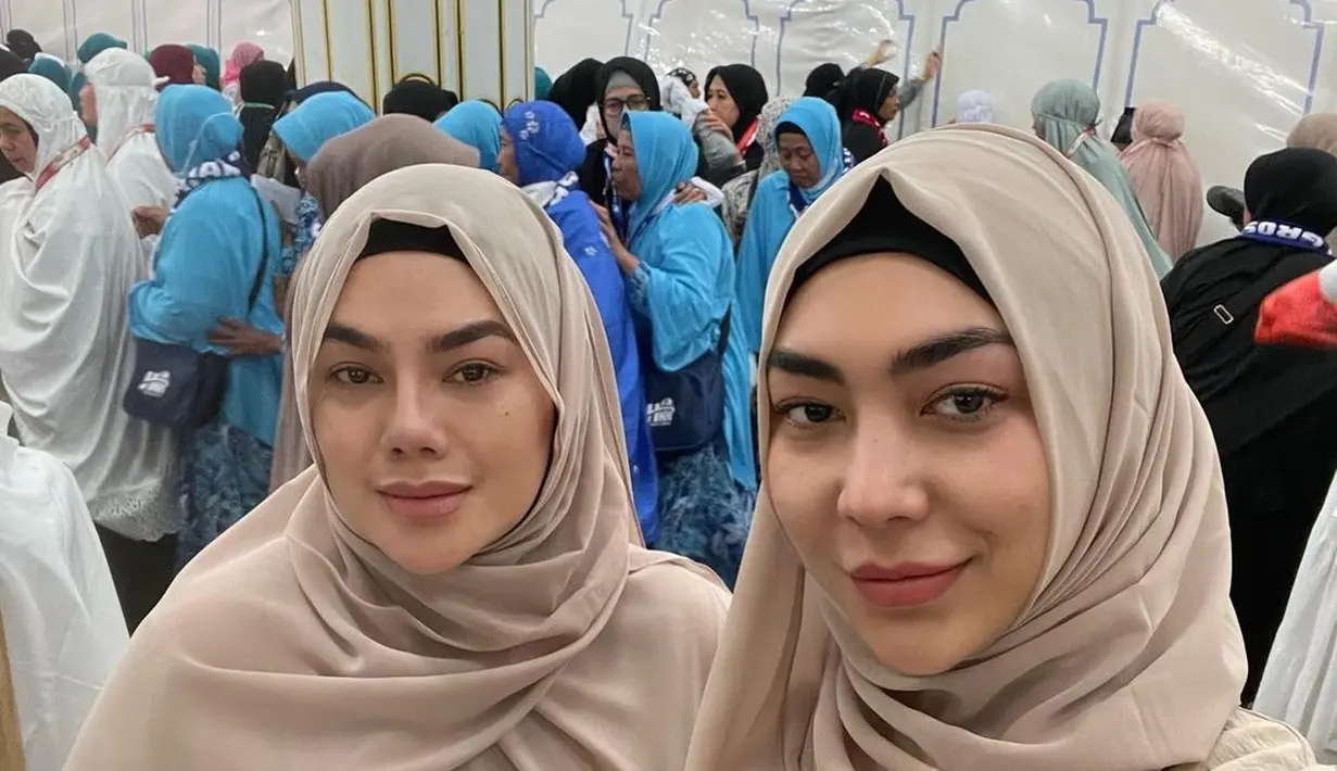 Shania Salsabila kompak mengenakan pakaian dengan warna senada dengan sang ibu. Keduanya berada di Raudhah, Masjid Nabawi. (Foto: Instagram/@queen_saritaabdulmukti)