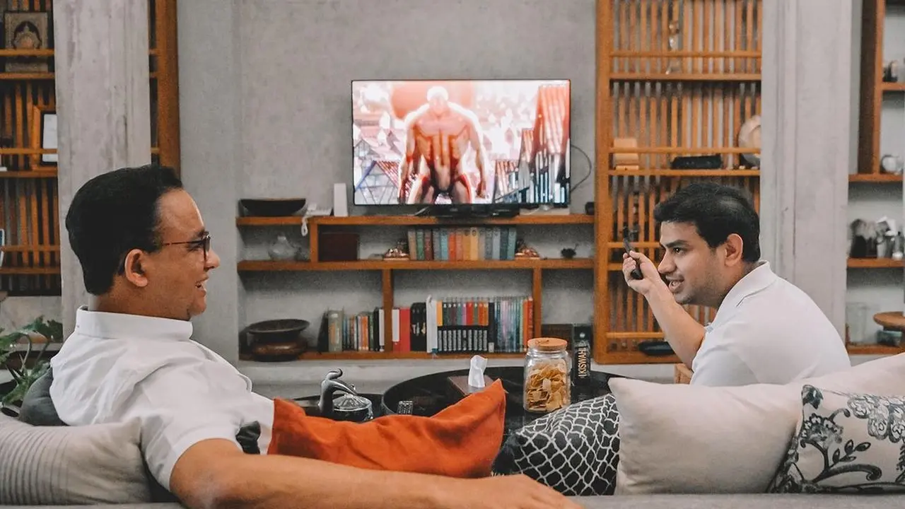 Anies Baswedan mengunggah potret kebersamaannya dengan Selebgram Fadil Jaidi. Anies menonton serial anime Attack on Titan usai diperkenalkan oleh Fadil.