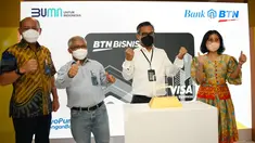 Wakil Dirut BTN Nixon LP Napitupulu (kedua kanan), Direktur Distribution & Funding Jasmin, Kepala Divisi Retail Funding & Services Ferry Sipahutar dan Kepala Kanwil II Jakarta-Banten Dewi Fitrianingrum foto bersama pada peluncuran Tabungan BTN Bisnis di Jakarta, Rabu (30/03/2022). (Liputan6.com)