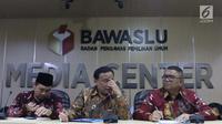 Ketua Bawaslu RI Abhan Misbah (tengah) bersama Komisioner Bawaslu, MAfifuddin dan Fritz Edward Siregar memberi keterangan di Jakarta, Selasa (16/4). Keterangan terkait temuan sejumlah pelanggaran Pemilu 2019 dan permasalahan di Malaysia dan Sidney, Australia. (Liputan6.com/Helmi Fithriansyah)