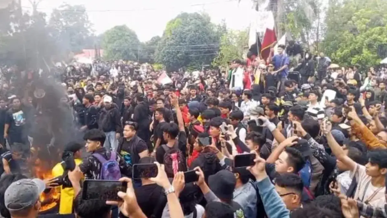Demo Ricuh Depan Polda Kalteng