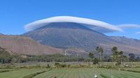 Awan bertopi yang muncul di atas Gunung Rinjani (Sumber: Facebook/erminsembahulun)