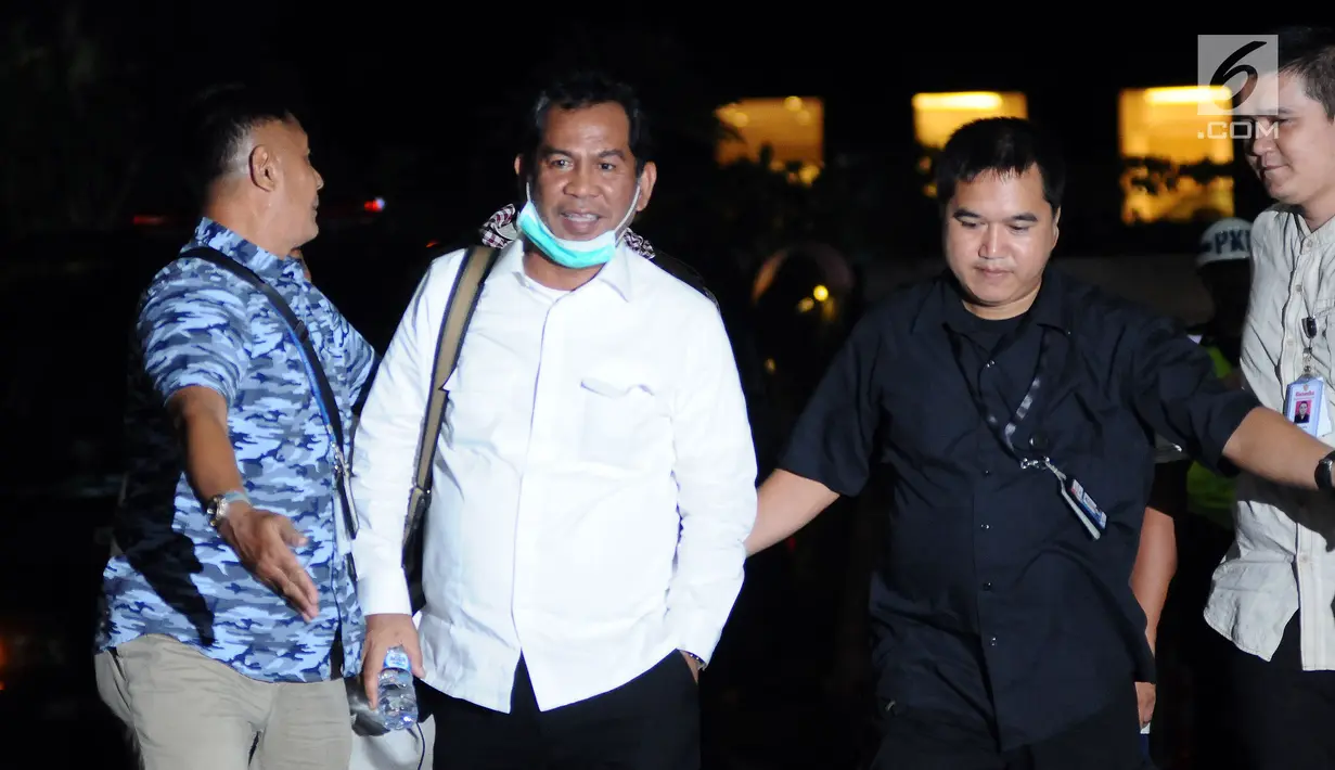 Bupati Hulu Sungai Tengah, Abdul Latif (kedua kiri) dibawa masuk Gedung KPK, Jakarta, Kamis (4/1). Abdul Latif terkena OTT KPK terkait dugaan suap pembangunan rumah sakit daerah di Kabupaten Hulu Sungai Tengah, Kalsel. (Liputan6.com/Helmi Fithriansyah)