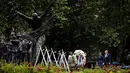 <p>Raja Belanda Willem-Alexander dan Ratu Maxima meletakkan karangan bunga pada monumen perbudakan setelah meminta maaf atas peran kerajaan dalam perbudakan di Amsterdam, Belanda, Sabtu (1/7/2023). (Remko de Waal/Pool Photo via AP)</p>