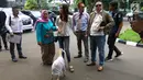 Mantan model majalah pria dewasa, Putri Stagi bersama pengacaranya Razman Arif Nasution membawa  kambing ke Polda Metro Jaya, Rabu (29/11). Kambing itu dipasangi kain 'Tolong Jangan Hina, Samakan Saya dengan Kambing'. (Liputan6.com/Nafiysul Qodar)