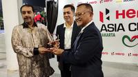 Ketua Pengurus Pusat Federasi Hoki Indonesia (PP FHI), Budi Sulistijono, berfoto bersama Chief Executive Asian Hockey Federation (AHF), Dato' Tayyab Ikram, setelah peluncuran logo baru Piala Asia Hoki Putra 2022 yang akan digelar di Jakarta pada 23 Mei hingga 1 Juni 2022. (Ist)