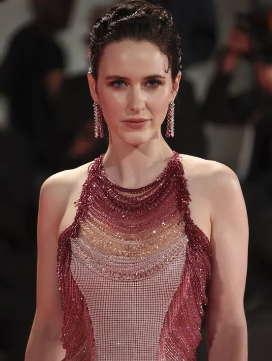 Rachel Brosnahan nerpose untuk fotografer setibanya di pemutaran perdana film 'Dead For A Dollar' selama Venice Film Festival 2022 ke-79 di Venesia, Italia (6/9/2022). Rachel tampil  memesona dengan gaun tanpa lengan berwarna merah muda. (Photo by Joel C Ryan/Invision/AP)