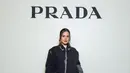 Raisa Andriana memilih tampilan kekinian dengan bonded cotton houndstood jacket dan printed wrap skirt dari Prada Fall-Winter 2026 womenswear collection. / Foto dok: Prada.