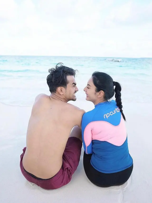 6 Gaya Santai Tyas Mirasih dan Tengku Tezi Liburan Bareng ke Sulawesi, Tampil Kompak dan Serasi