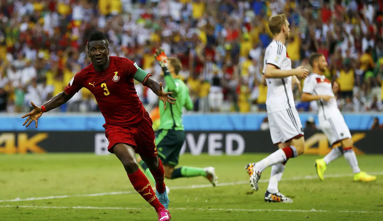 Kapten Timnas Ghana, Asamoah Gyan (kiri) berhasil merobek jala gawang Jerman yang dikawal Manuel Neuer di laga penyisihan Piala Dunia 2014 Grup G di Stadion Castelao, Fortaleza, Brasil, (22/6/2014). (REUTERS/Marcelo Del Pozo)