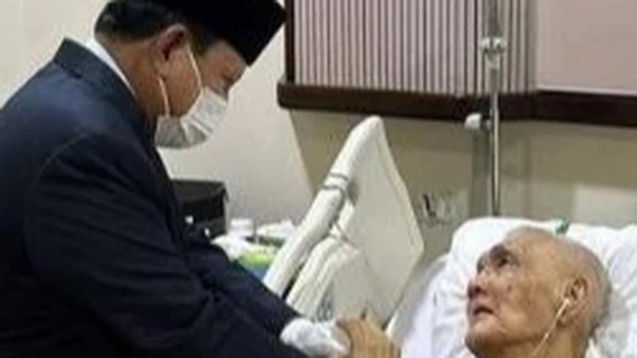 Menhan Prabowo Subianto menjenguk Wakil Presiden ke-6 Try Sutrisno.