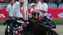 Marc Marquez menyapa pengemar usai mencoba motor All New Honda CBR250RR di sirkuit Sentul, Jawa Barat, Selasa (25/10). Motor ini memiliki mesin generasi terbaru 250cc liquid-cooled 4-stroke DOHC 8-valve, paralel twin cylinder. (Liputan6.com/Angga Yuniar)