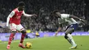 <p>Pemain Arsenal, Bukayo Saka berusaha melewati pemain Tottenham Hotspur, Ryan Sessegnon pada pertandingan lanjutan Liga Inggris di Stadion Tottenham Hotspur di London, Inggris, Minggu (15/1/2023). Hasil ini membuat Arsenal makin kokoh di puncak klasemen dengan koleksi 47 angka dari 18 laga. (AP Photo/Frank Augstein)</p>