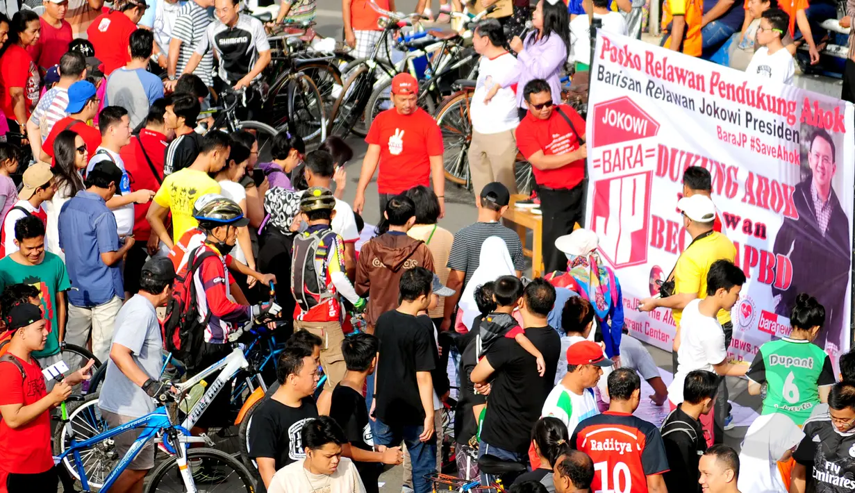 Posko Relawan Pendukung Ahok ramaikan suasana Car Free Day di Bundaran HI, Jakarta, Minggu (15/3/2015). Aksi pengumpulan tanda tangan sebagai bentuk dukungan kepada Gubernur DKI Jakarta memberantas korupsi di DPRD Jakarta. (Liputan6.com/Yoppy Renato)