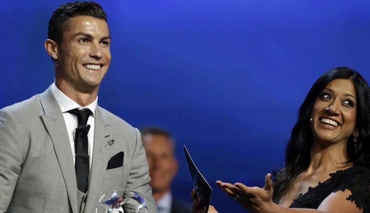 Senyum kebahagiaan Cristiano Ronaldo saat menerima trofi pemain terbaik Eropa 2016-2017 di Grimaldi Forum, Monaco, (24/8/2017). Ronaldo mengalahkan Messi dan Buffon yang termasuk dalam nominasi. (AP/Claude Paris)