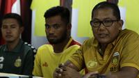 Chief Operating Officer (COO) Bhayangkara FC, Sumardji, saat memperkenalkan pemain baru, Saddil Ramdani, di Mess Bhayangkara, Jakarta, Sabtu (8/2). Saddil menjadi rekrutan terakhir Bhayangkara FC.(Bola.com/Yoppy Renato)