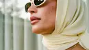 Bieber menyalurkan Grace Kelly dalam dirinya untuk merayakan kelahiran buah hatinya, membungkus kepalanya dengan syal kuning mentega dan kacamata hitam Jacquemus persegi panjang yang senada.  [@haileybieber].