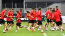 Para pemain Sevilla melakukan latihan jelang laga semifinal Liga Europa di Cologne, Jerman, Sabtu (15/8/2020). Sevilla akan berhadapan dengan Manchester United. (AP Photo/Martin Meissner)