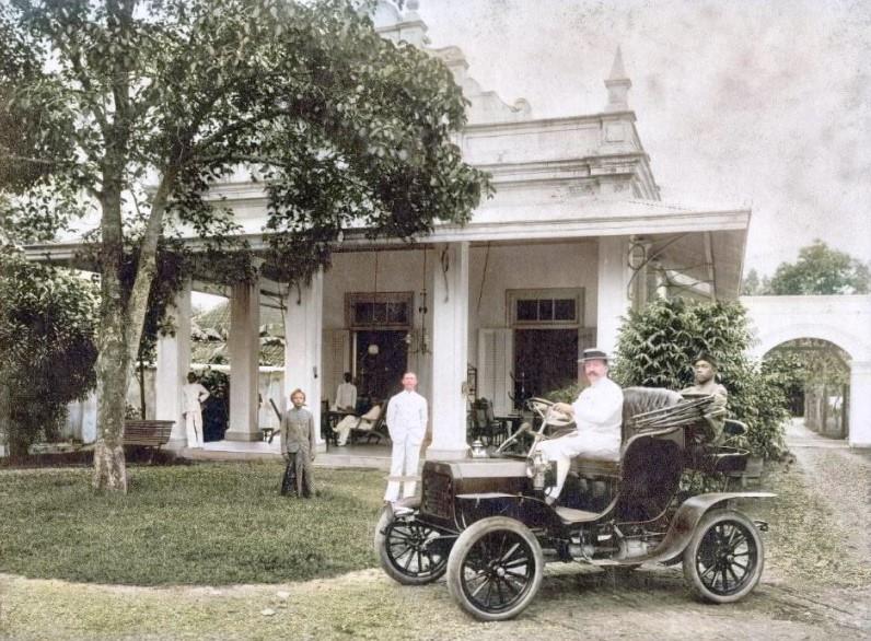 Mengendarai Mobil di depan rumah Hindia-Belanda (Bintoro Hoepoedio)