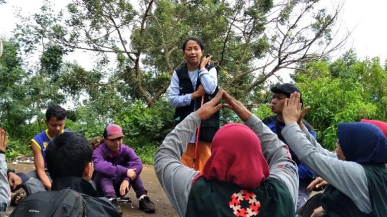 Dari Puskesmas hingga ke Gunung, Kiprah Sumiati Sosialisasi Bahasa Isyarat untuk Masyarakat di Malang