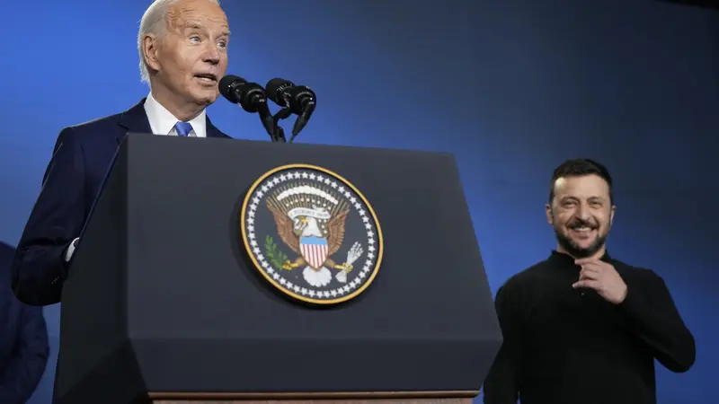 Presiden AS Joe Biden memperkenalkan Presiden Ukraina Volodymyr Zelenskyy sebagai musuhnya dari Rusia Vladimir Putin, di KTT NATO, Kamis (11 Juli 2024). (AP)