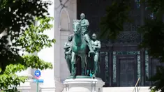 Patung Theodore Roosevelt di luar Museum Sejarah Alam Amerika di New York, AS (22/6/2020). Patung Theodore Roosevelt yang menunggangi seekor kuda tu akan dirobohkan, dengan alasan "menggambarkan hirarki rasial," menurut pihak museum. (Xinhua/Wang Ying)