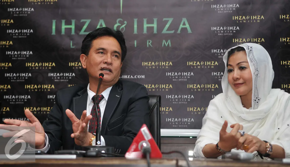 Balon Gubernur DKI, Yusril Ihza Mahendra memberikan keterangan pers atas kunjungan Mischa Hasnaeni Moein di Kantornya, Jakarta, Kamis (28/4). Hasnaeni berharap safari politiknya bisa mendampingi Yusril menjadi wakilnya.(Liputan6.com/Gempur M Surya)