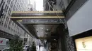 Pintu masuk Roosevelt Hotel, hotel mewah bersejarah di Midtown Manhattan, terlihat di New York pada 12 Oktober 2020. Hotel ikonik yang kerap dijadikan tempat syuting film-film Hollywood itu akan ditutup secara permanen lantaran pandemi Covid-19. (TIMOTHY A. CLARY / AFP)