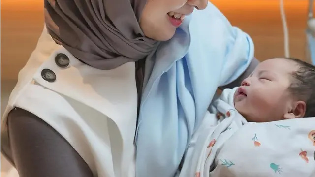 Potret Donita dan Adi Nugroho Jenguk Gritte Agatha yang Baru Lahiran (credit: https://www.instagram.com/donitabhubiy/)