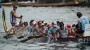 Peserta lomba Festival Perahu Naga atau biasa dikenal Tung Ng Festival berlomba menjadi yang tercepat di Hong Kong, Kamis (9/6). Masing-masing perahu memuat 22 awak pendayung. (Anthony WALLACE/AFP)