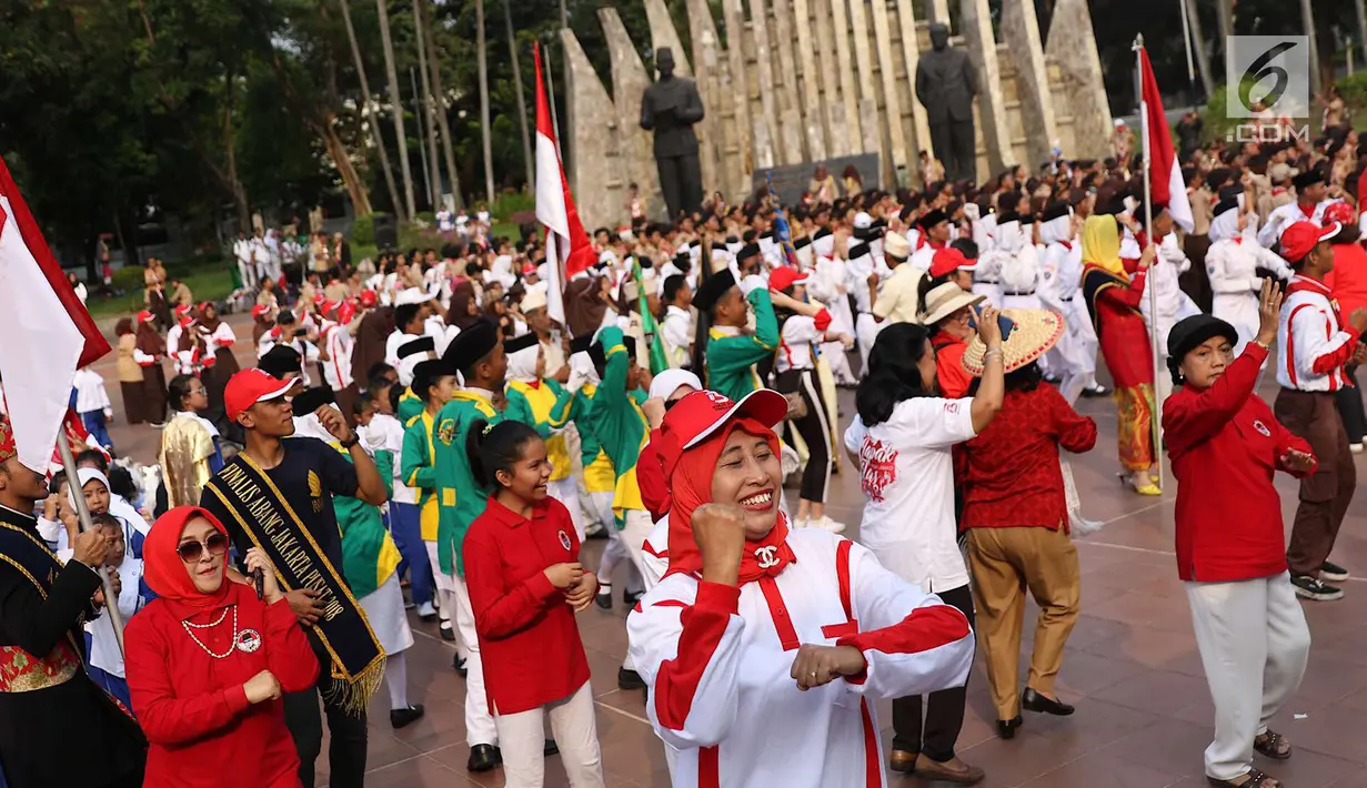 Peserta mengikuti kegiatan Napak Tilas Proklamasi di Tugu Proklamasi, Jakarta, Kamis (16/8). Acara tersebut diadakan dalam rangka menyambut HUT RI yang diikuti oleh masyarakat dari beragam latar belakang. (Liputan6.com/Immanuel Antonius)