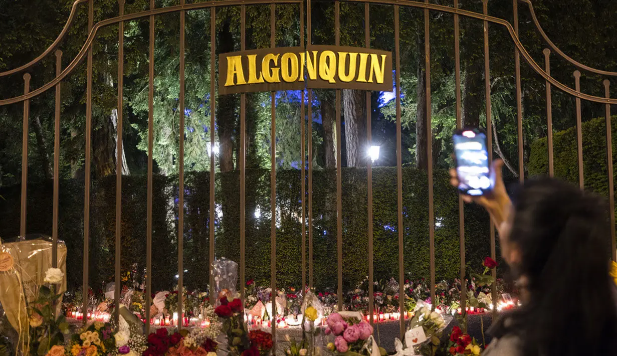 <p>Karangan bunga tersebut merupakan tanda penghormatan terakhir penggemar kepada mendiang Tina Turner. (AP Photo/Arnd Wiegmann)</p>