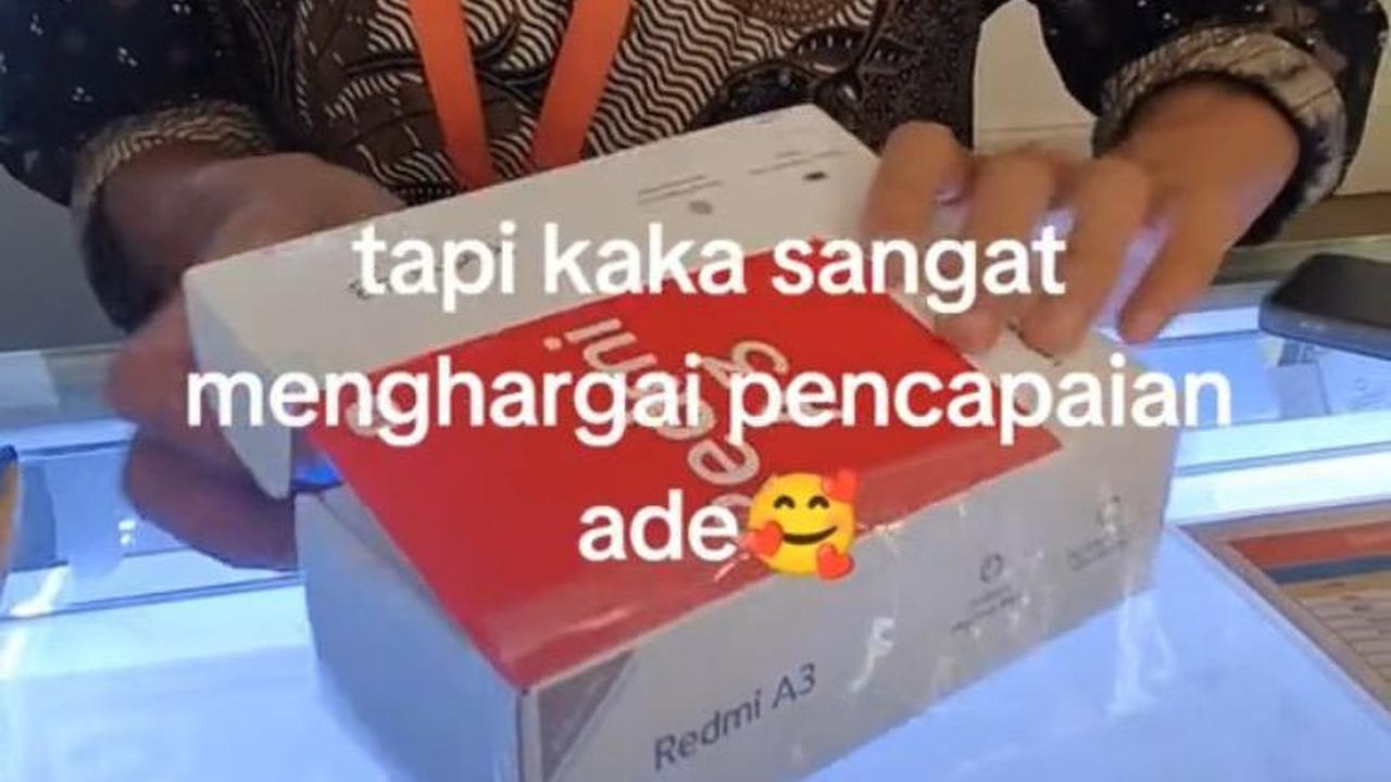 Meskipun harga HP tersebut tidak seberapa, ia mengaku menghargai pencapaian adiknya ini.