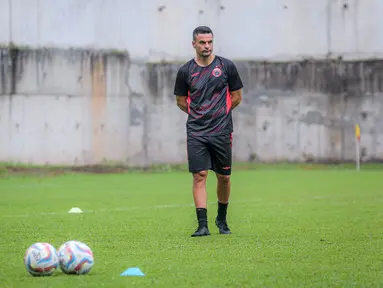 Pelatih baru Persija Jakarta, Carlos Pena memimpin latihan perdana yang berlangsung di Nirwana Park, Bojongsari, Sawangan, Sabtu (29/06/2024). (Bola.com/Bagaskara Lazuardi)