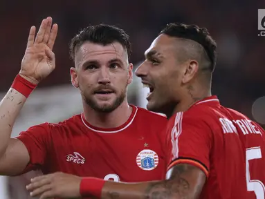 Pemain Persija, Marko Simic bersama Jaimerson Da Silva merayakan gol ke gawang Johor Darul Takzim pada lanjutan penyisihan Grup H Piala Asia 2018 di Stadion GBK, Jakarta, Selasa (10/4). Persija menang telak 4-0. (Liputan6.com/Helmi Fithriansyah)