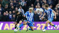 Georgino Rutter melepaskan tekel ke arah Pedro Neto di laga Brighton vs Chelsea, Rabu (22/4/2026) (Gareth Fuller/PA via AP)