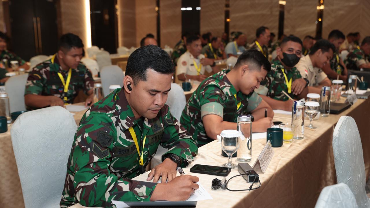 Pelatihan jurnalistik para personel penerangan TNI AD di Hotel Novotel Mangga Dua, Jakarta, Kamis (9/10/2025)