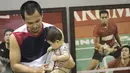 Pebulutangkis ganda putra Indonesia, Mohammad Ahsan, dikunjungi putranya saat akan berlatih di Pelatnas Cipayung. (Bola.com/Vitalis Yogi Trisna)