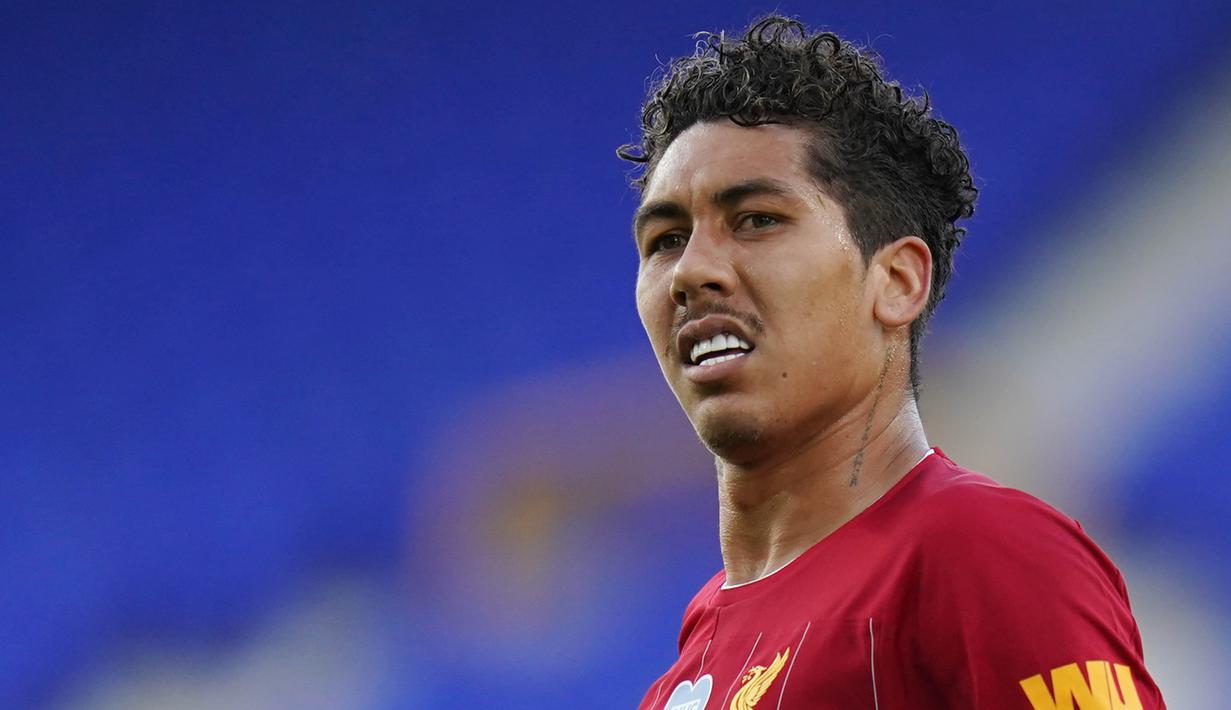 Striker Liverpool, Roberto Firmino, tampak kecewa usai gagal mengalajkan Everton pada laga Premier League di Stadion Goodison Park, Minggu (21/6/2020). Laga Derbi Merseyside edisi ke-236 itu berakhir 0-0. (AFP/Jon Super)